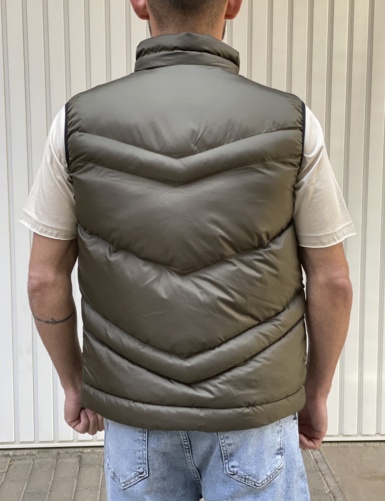 Ανδρικό χακί καπιτονέ αμάνικο μπουφάν 3245 φωτογραφία